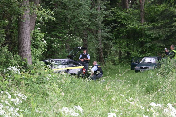 policejní hlídka s pracovníkem bezpečnostní agentury