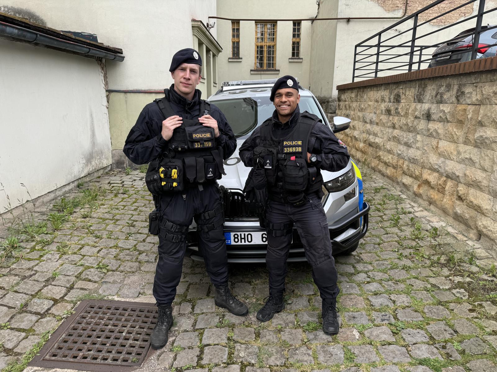 policisté - záchrana života