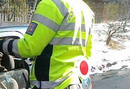 policista u auta(1)