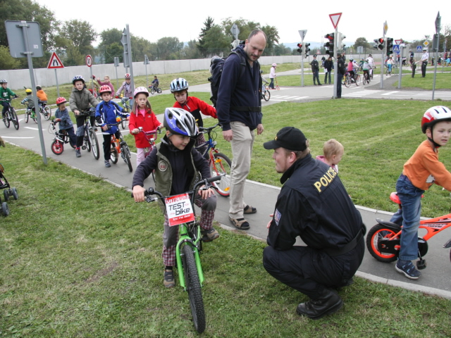 policista domlouvá příliš rychlému cyklistovi