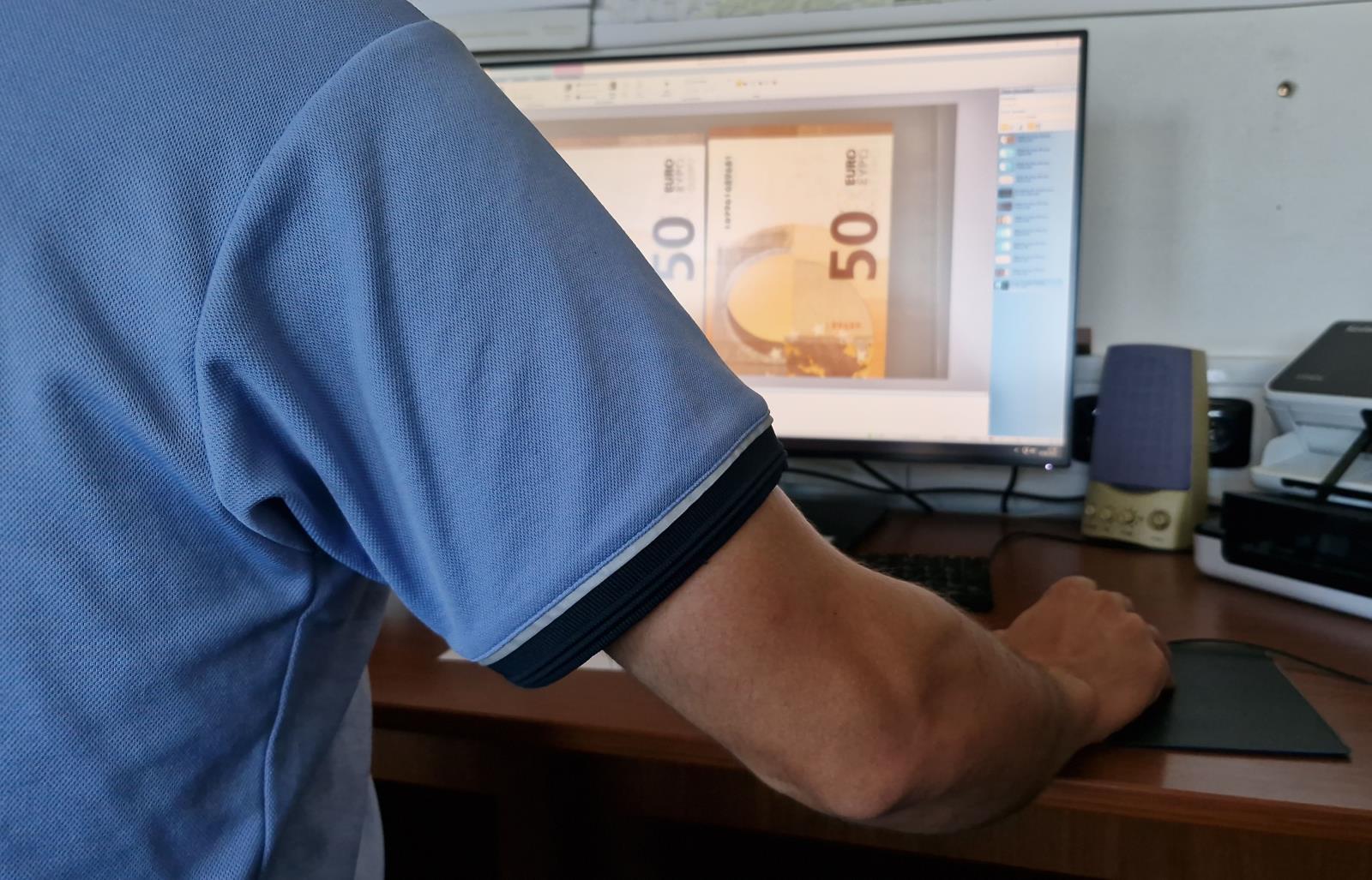 policista pracuje s komparátorem4.jpg