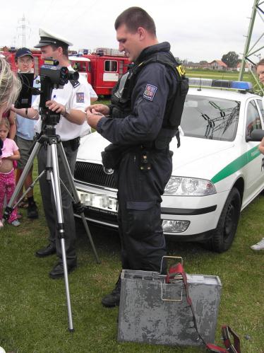 policista předvádí zastavovací pás