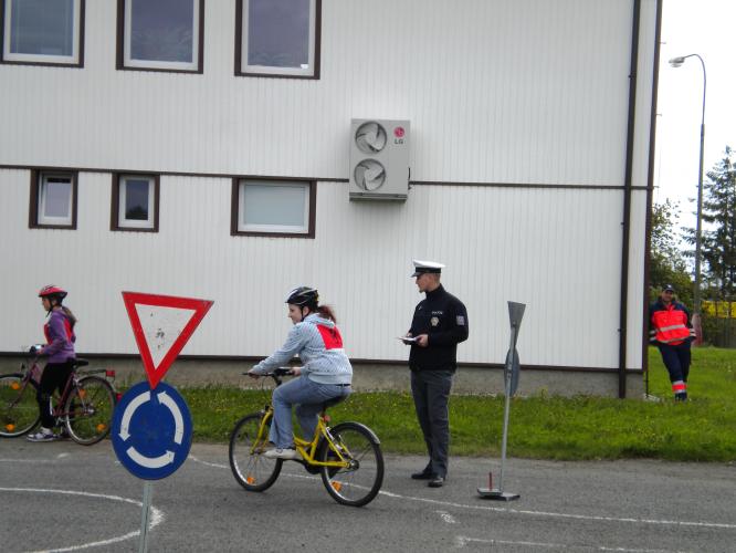 policisté dohlíží na dopravním hřišti