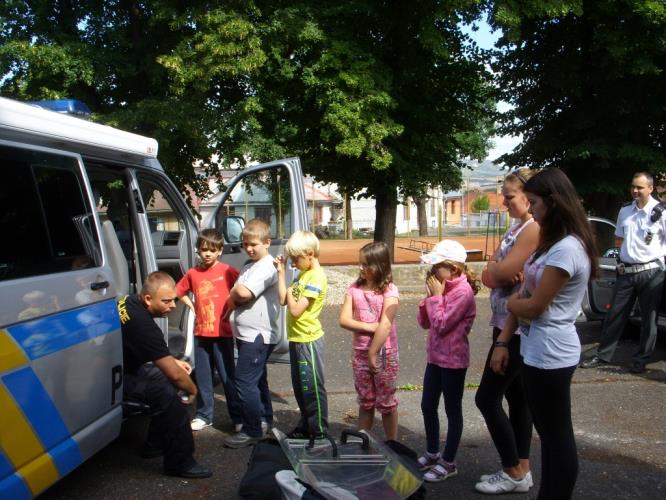 policisté na příměstském táboře