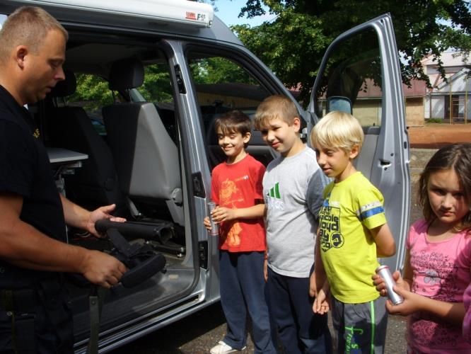 policisté na příměstském táboře