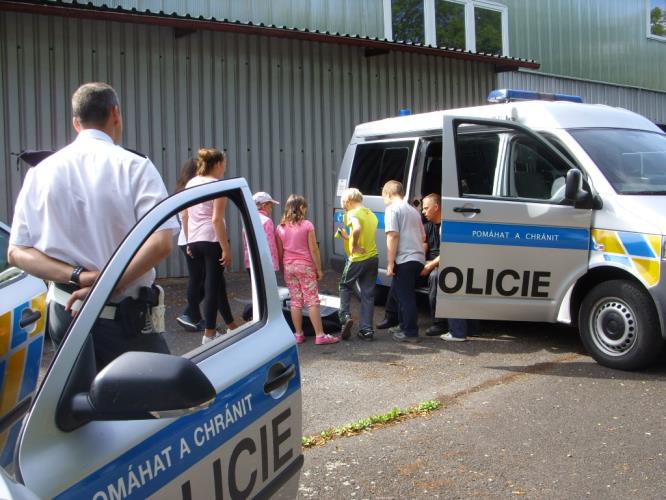 policisté na příměstském táboře