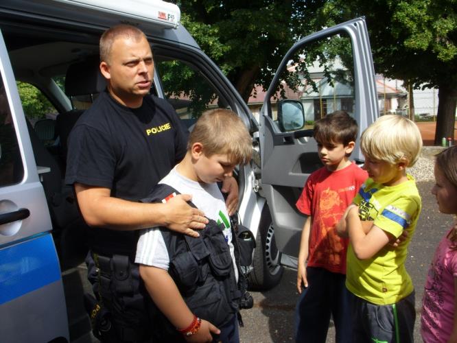 policisté na příměstském táboře