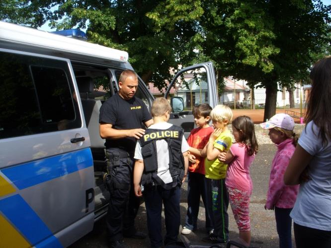 policisté na příměstském táboře
