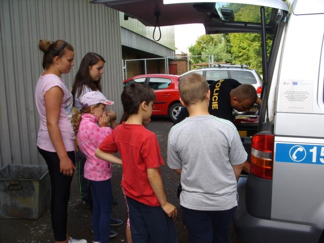 policisté na příměstském táboře