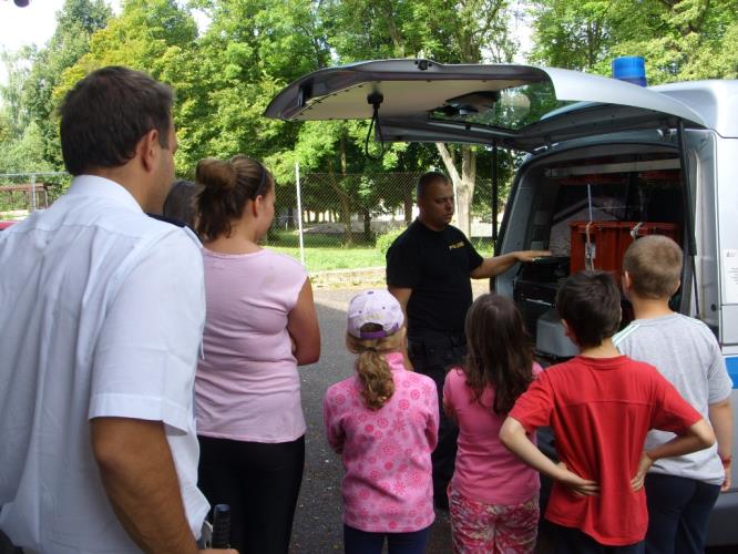 policisté na příměstském táboře