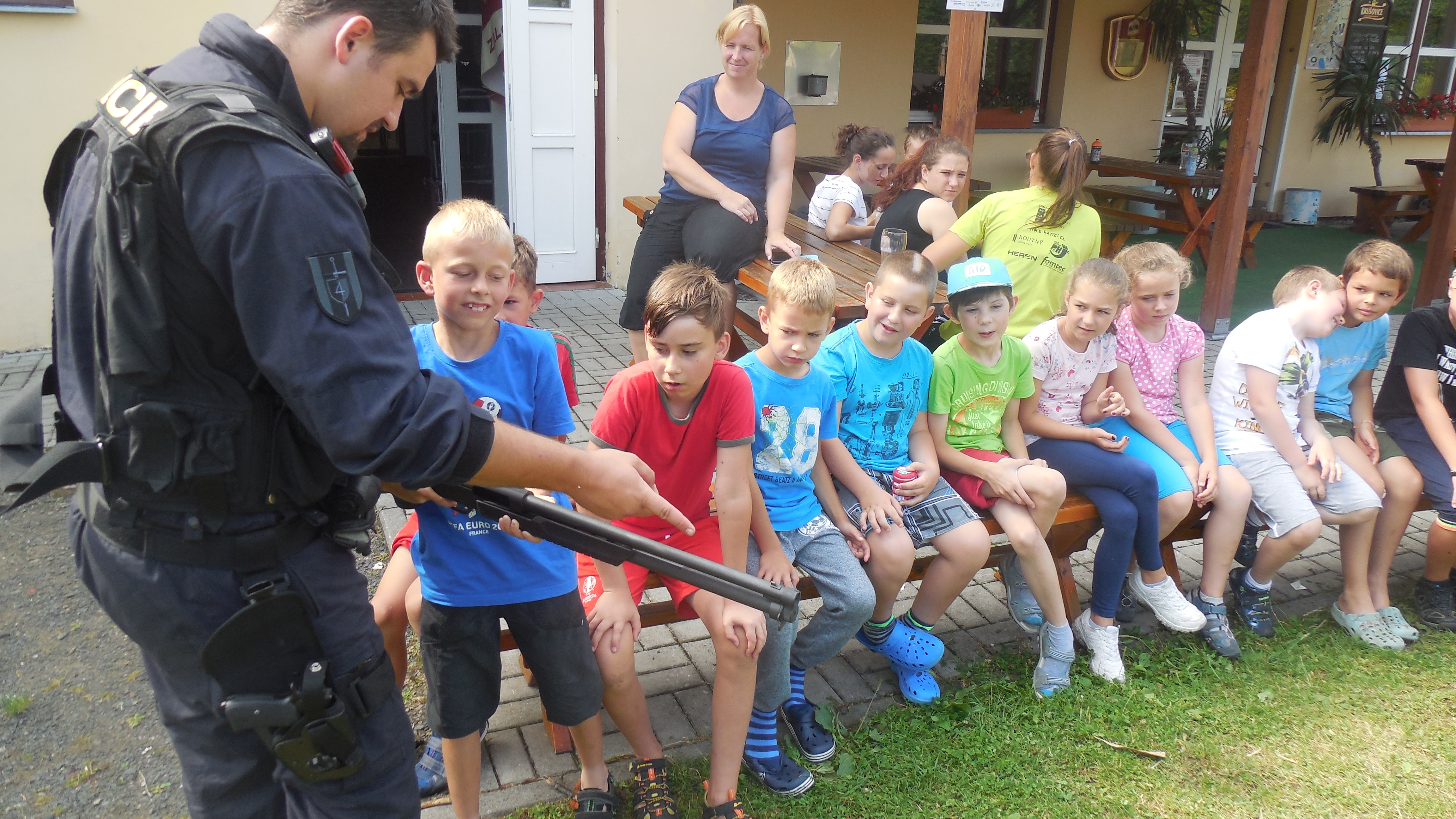 policisté na táboře