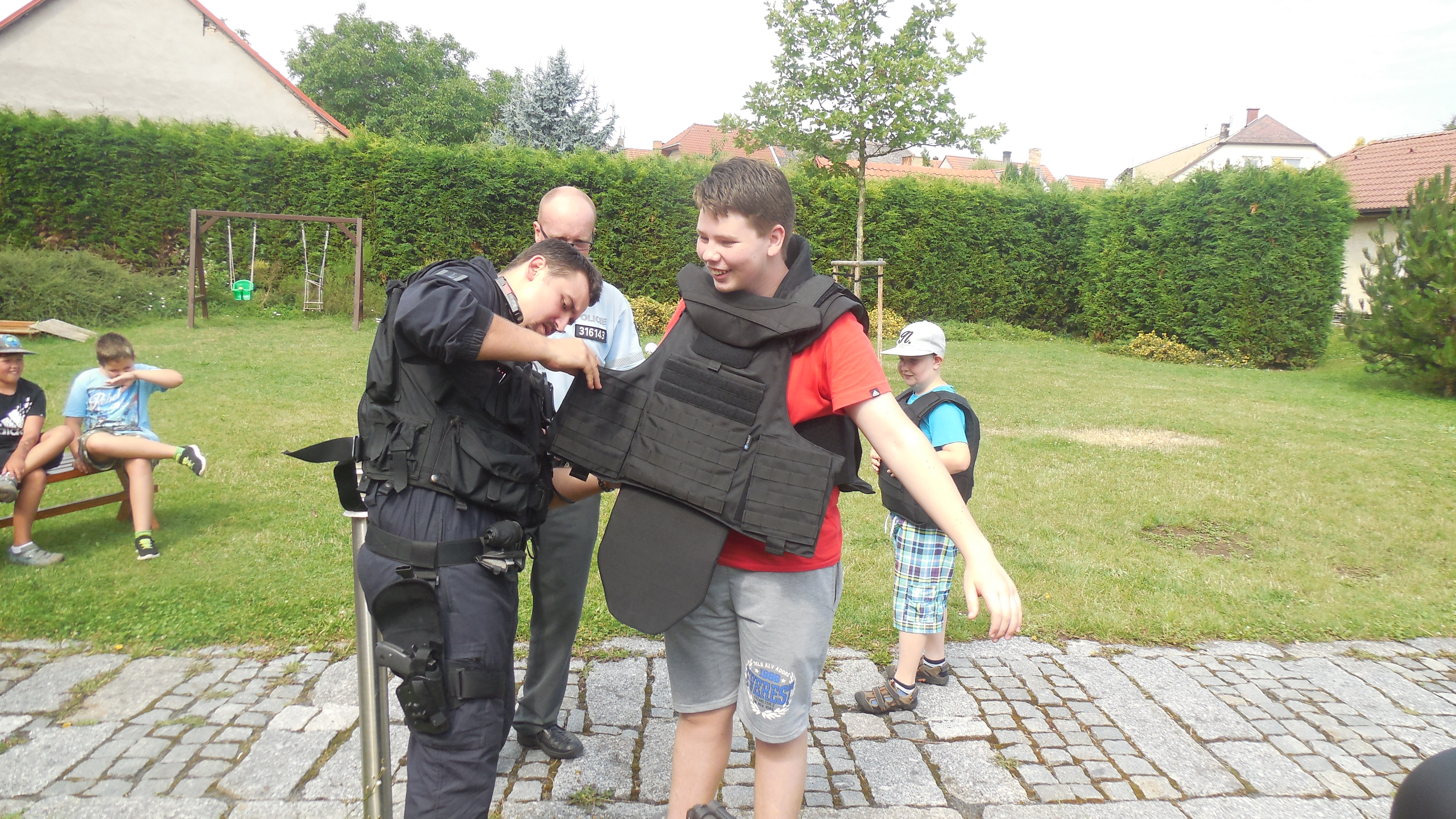 policisté na táboře