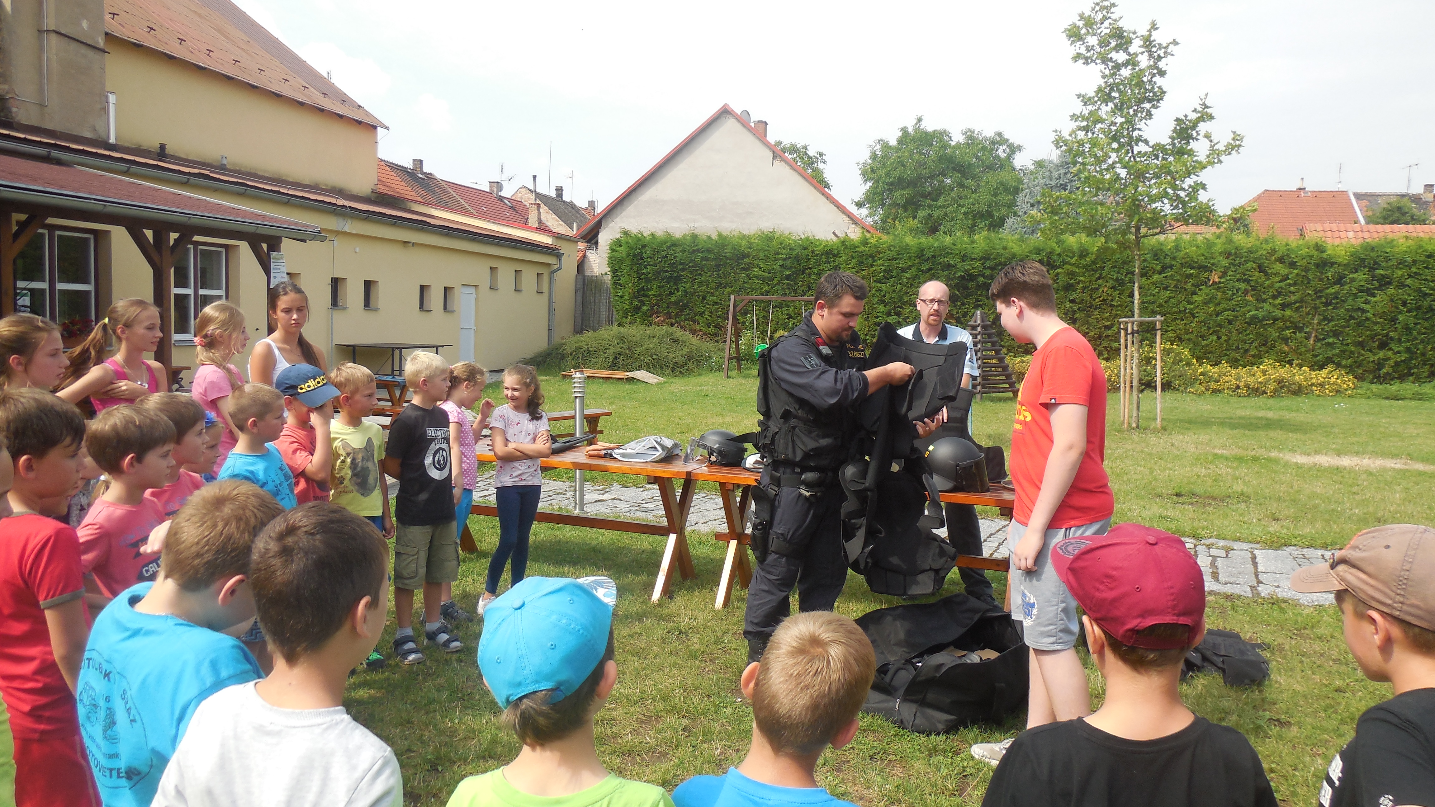 policisté na táboře
