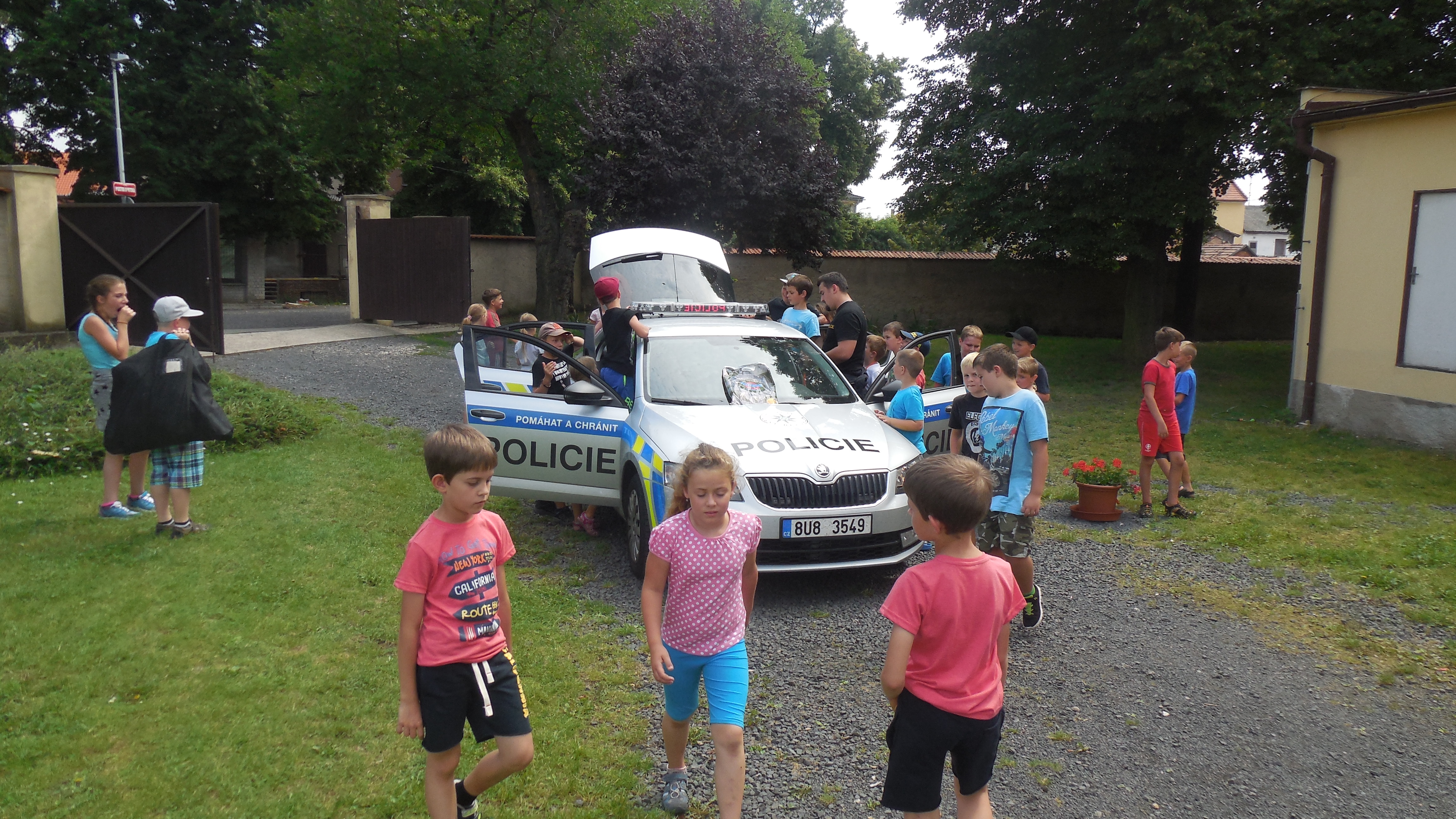 policisté na táboře