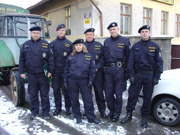 policisté provédějící kontrolu