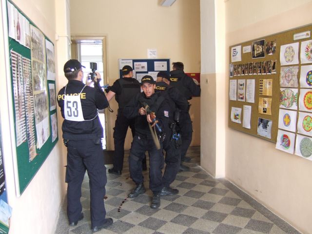policisté prověřují terén