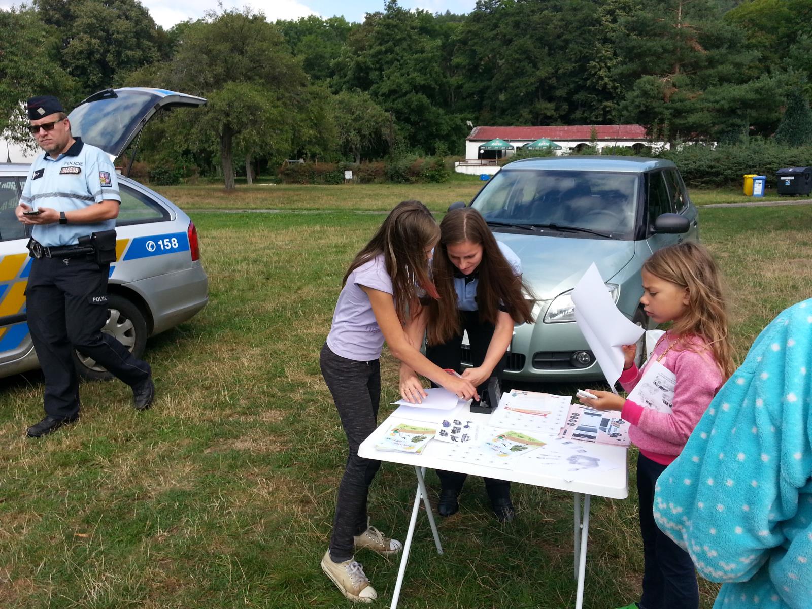 policisté s dětmi na táboře