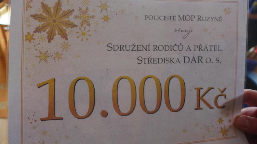 policisté v dětském centru.JPG
