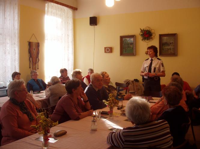 policisté v klubu seniorů