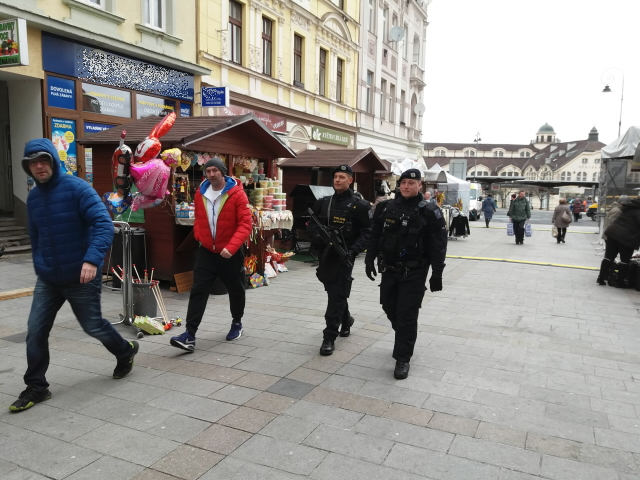 policisté v ulicích