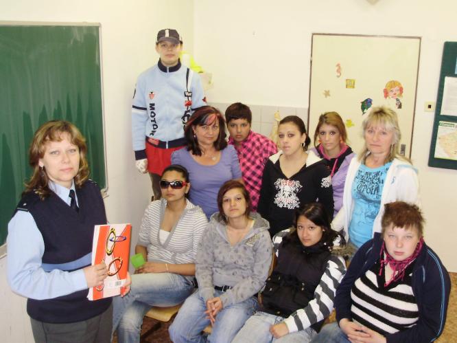 policistka při přednášce.jpg