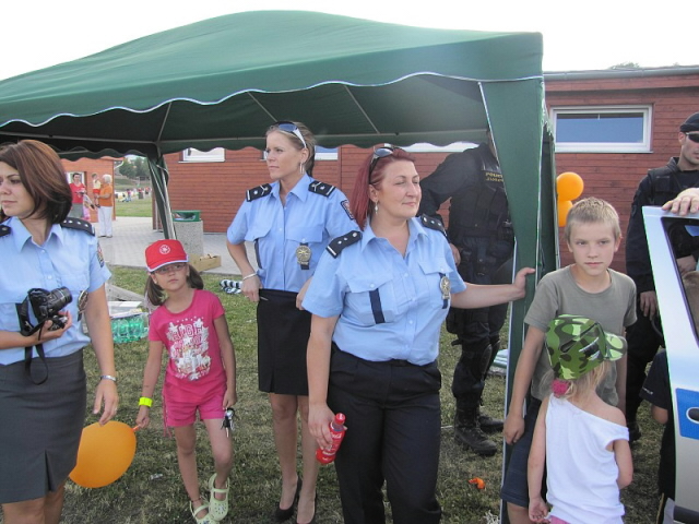 policistky s dětmi