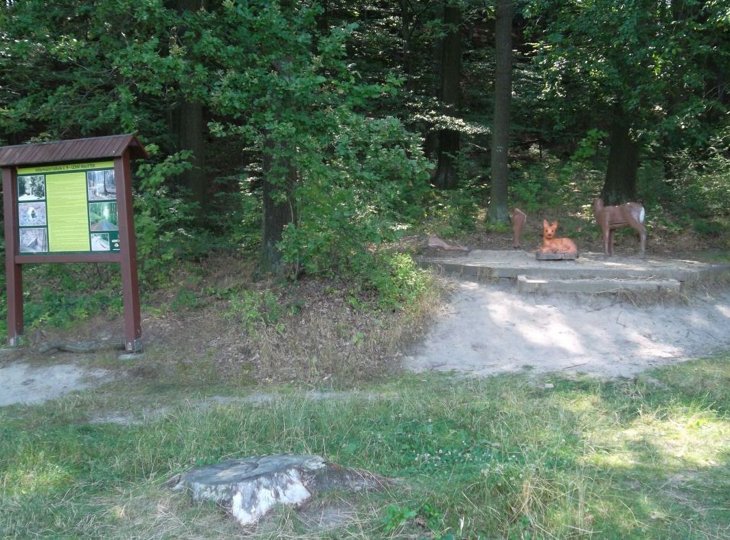 poničené sochy