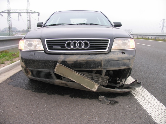 poškozené auto