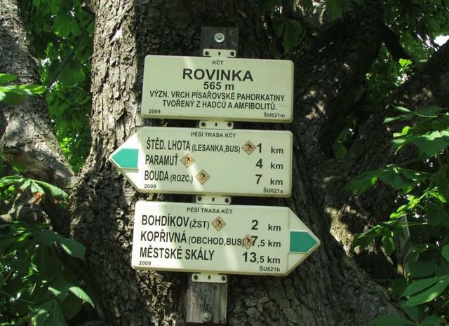poškození kamenného kříže