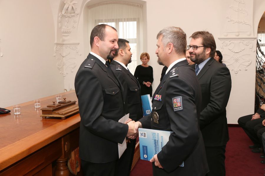 předání ocenění dopravním policistům.jpg