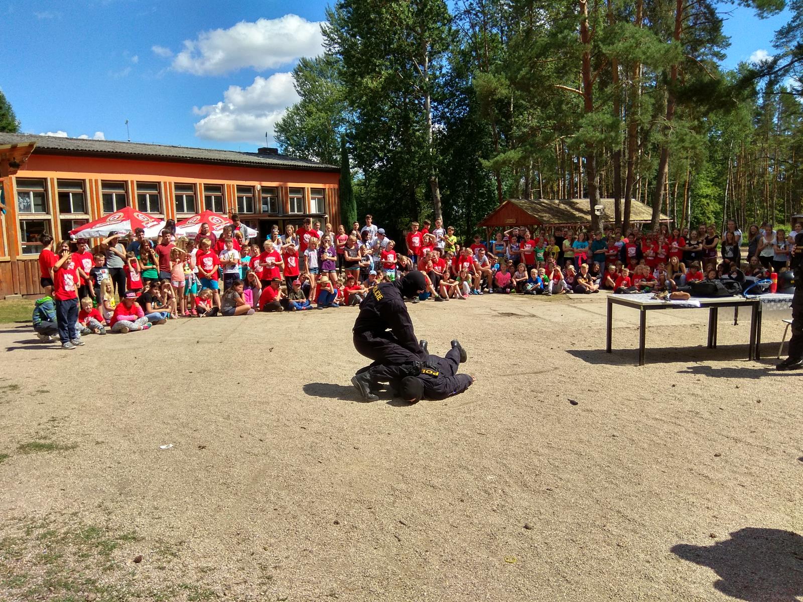 prezentace práce policie na letním dětském táboře