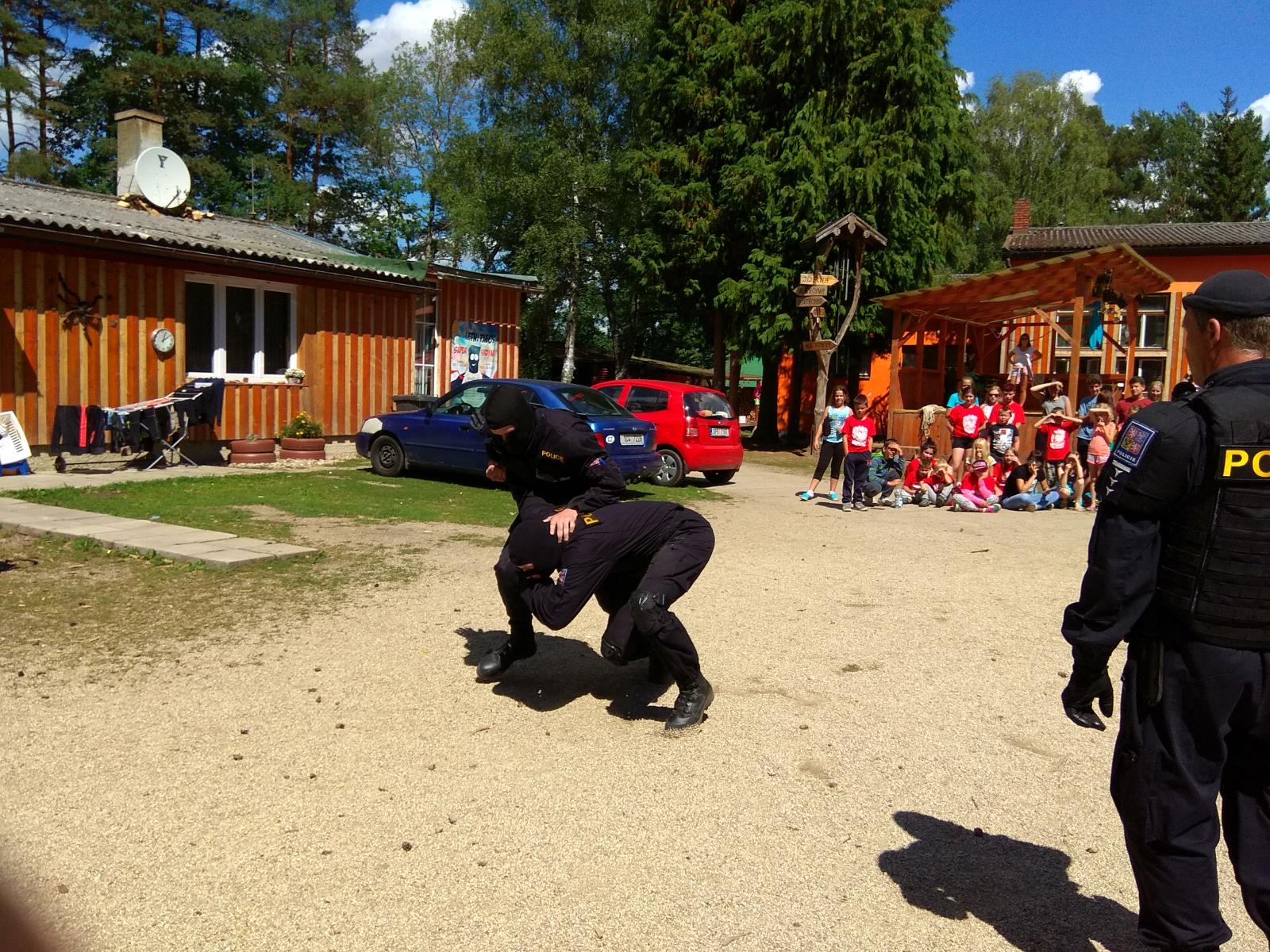 prezentace práce policie na letním dětském táboře