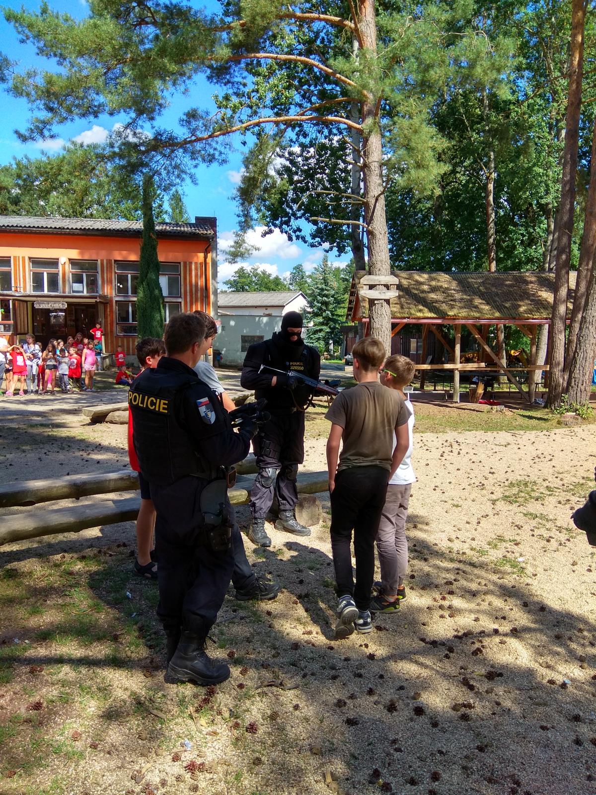 prezentace práce policie na letním dětském táboře