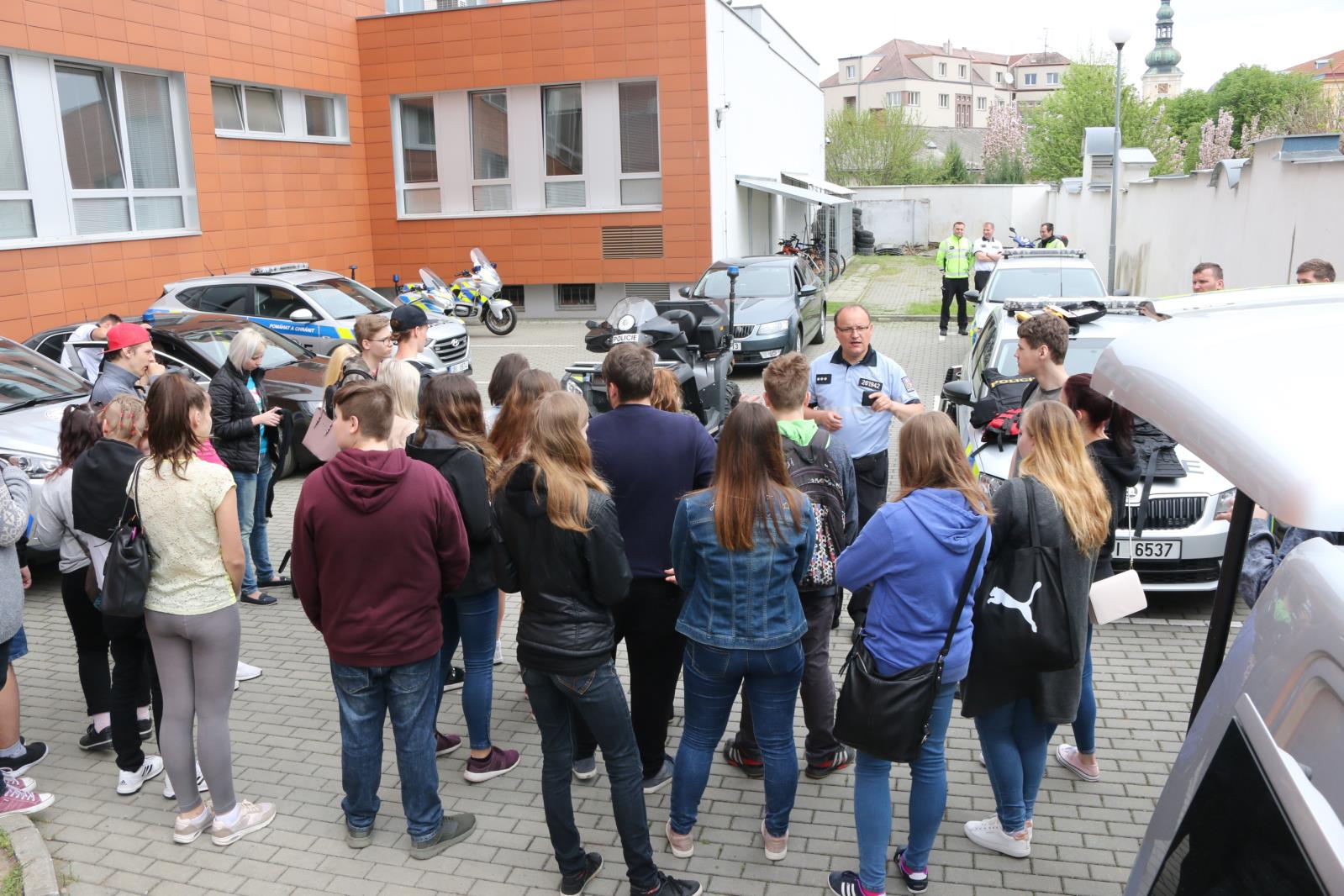 příchozí provázeli vedoucí policisté.JPG