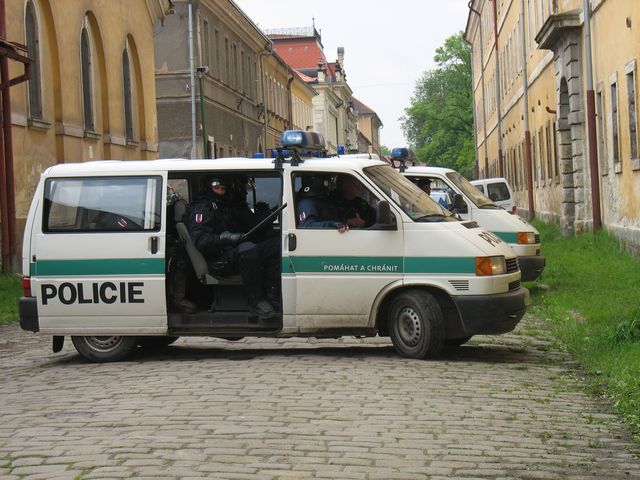 příjezd pořádkových jednotek