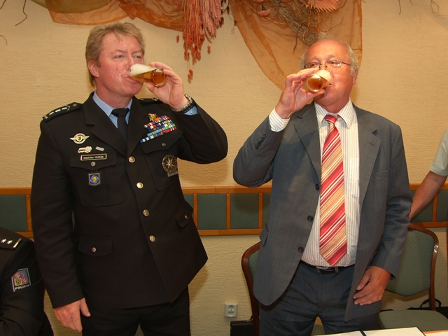 přípitek nealkoholickým pivem