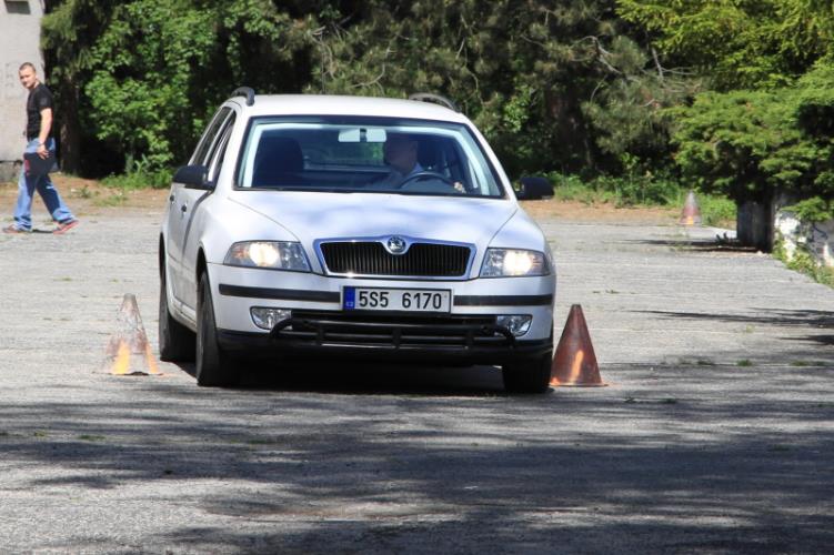 projetí úzkým prostorem