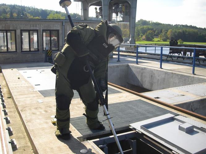 pyrotechnik při prohlídce předmětu