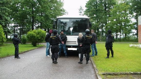 rukojmí opouští autobus.png