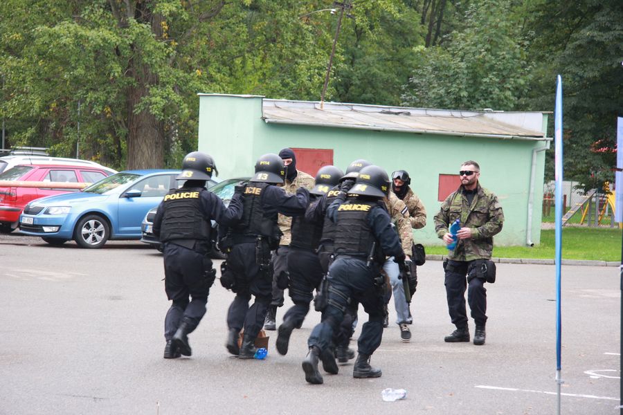 simulovaný zásah proti demonstrantům- SPJ.JPG