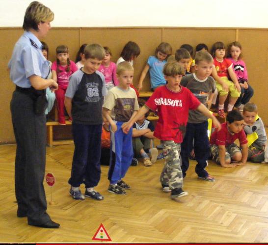 školáci hledají dopravní značky
