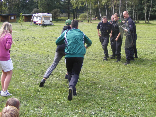 stěna policistů - v akci