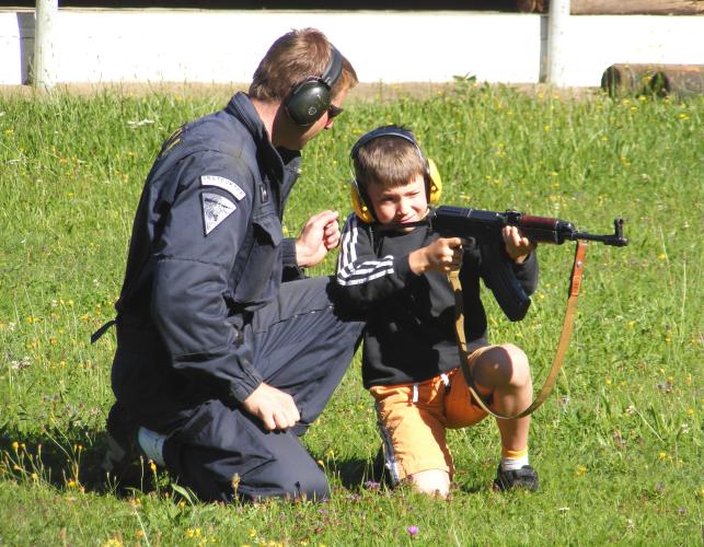 střelba ze samopalu 