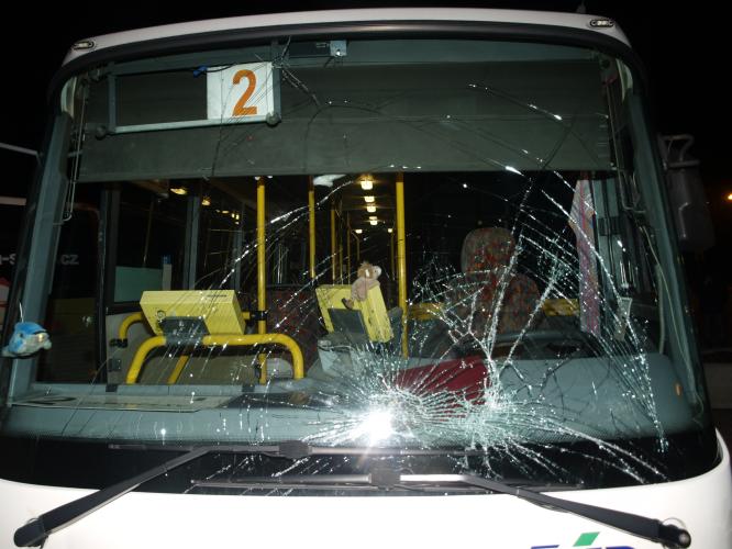 střet autobusu s chodcem