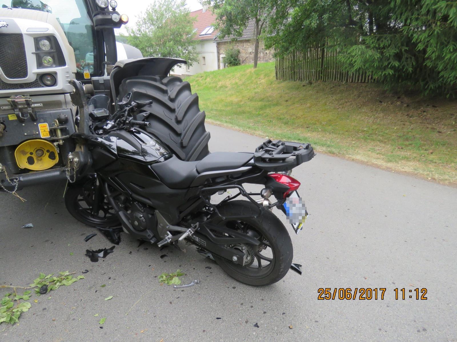 střet motocyklu a traktoru