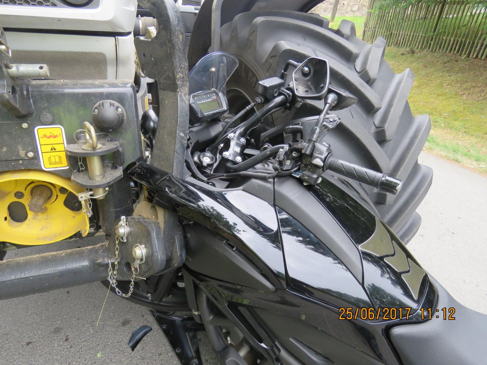 střet motocyklu a traktoru