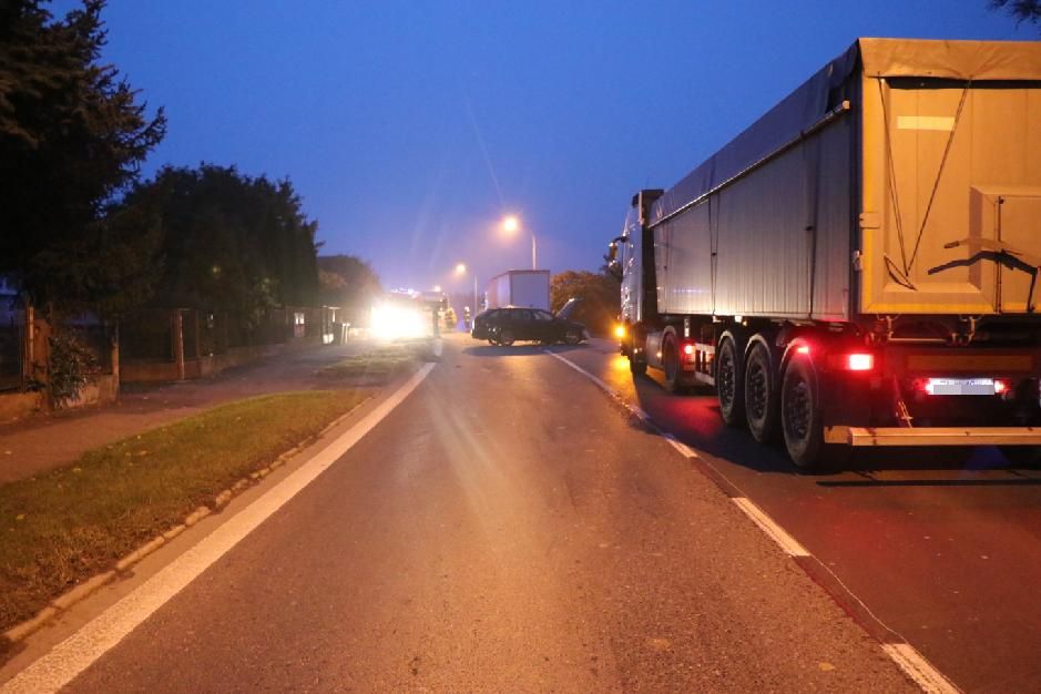 střet osobního vozidla a nákladní soupravy