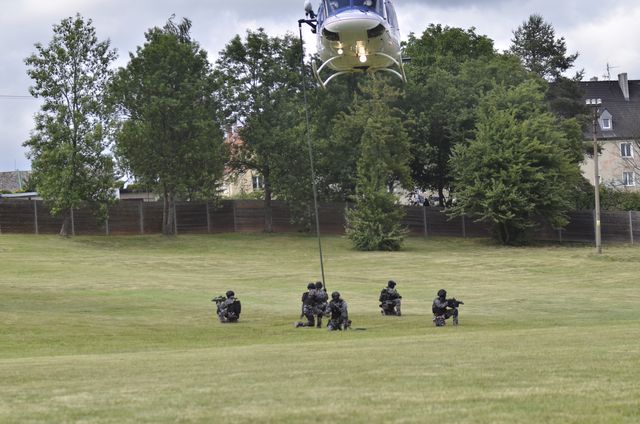 ukázka slanění policistů zásahové jednotky