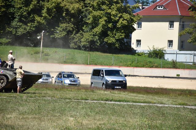 ukázka zadržení pachatele ujíždějícícho ve vozidle