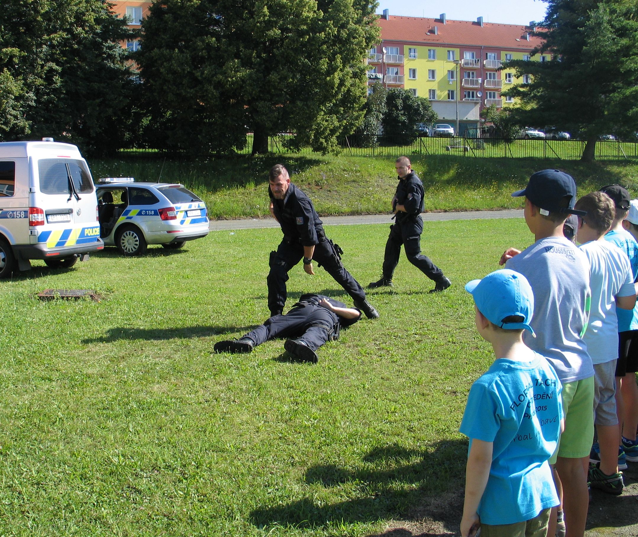 ukázky policejní práce a techniky na letních dětských táborech